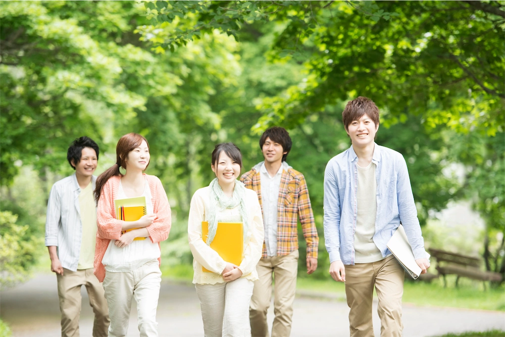 【医師監修】ICL（眼内コンタクトレンズ）は何歳から受けられる？ ICL手術に関する適応年齢、早く受けるメリットやデメリット、気になるランニングコストなどをまとめました。